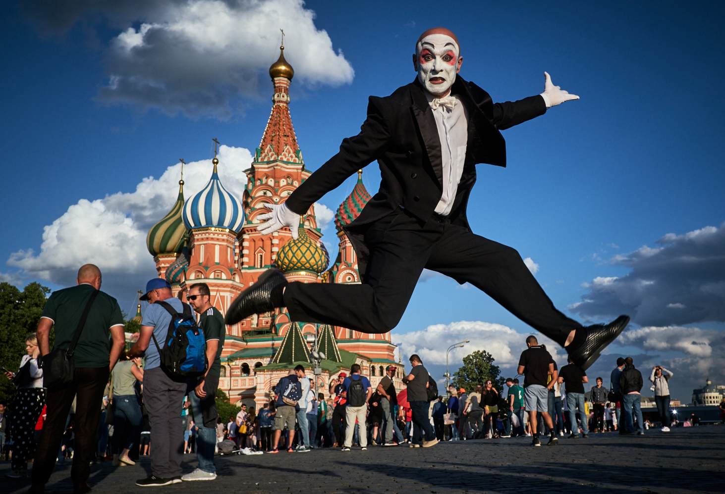 Клоун в прыжке на Крсной площади  Москва